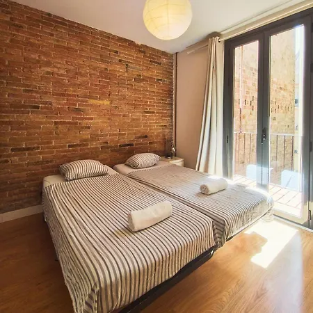 Diagonal Apartment *